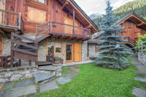 ALTIDO Big Flat for 6 with Backyard and Parking in Courmayeur